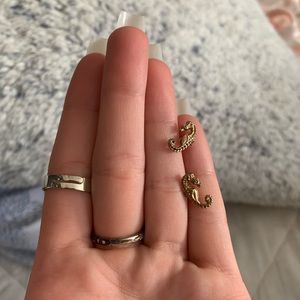 VINTAGE GOLD Seahorse stud earrings